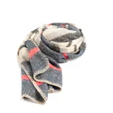 Bufanda de tejido grueso con diseño de rayas horizontales en tonos beige, gris y detalles en rojo.
