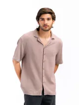 Camisa color crema de tela tetra de algodón, de corte suelto, manga corta y cuello cubano.