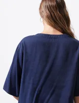 Blusa blanca de lyocell con escote en V y mangas cortas.