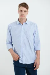 Camisa celeste y blanca a rayas verticales, de manga larga con puños abotonados y cuello clásico.