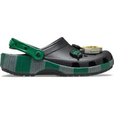 Zuecos Crocs Classic con diseño de la casa Slytherin de Harry Potter. Color negro con detalles en verde y gris, suela con estampado de bufanda, charms Jibbitz alusivos y nombre de la casa en la correa del talón.