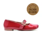 Zapato casual de cuero color rojo charol, con punta cuadrada, tira sobre el empeine con hebilla metálica y suela plana.