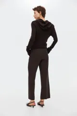 Pantalón tobillero de color marrón, con ajuste ceñido, raya frontal y posterior, cintura estándar, bolsillos al bies y piernas con corte bootcut.