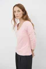 Remera de manga larga con escote en V, confeccionada en algodón de doble capa con textura suave y ajuste al cuerpo.