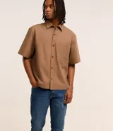 Pantalón de jean celeste, corte skinny, con cierre de botón y cremallera, bolsillos delanteros y traseros.