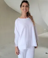 Remerón blanco de corte holgado con mangas largas y puños anchos.