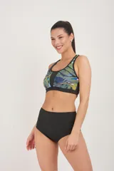 Bombacha de tiro alto color negro, con cobertura total y forro delantero y trasero.