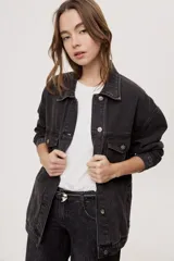 Campera de jean de silueta amplia, con cuello clásico y cierre frontal con botones. Diseño con bolsillos con solapa en el frente y bolsillos laterales, hombros caídos y terminaciones pespunteadas.