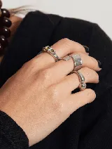 Anillo ajustable de acero quirúrgico con acabado plateado y textura irregular.