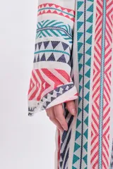 Kaftan largo con estampado geométrico en tonos azul, rojo y blanco, con cinturón blanco.