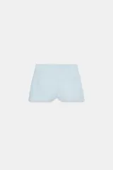 Shorts negros de tiro alto con cierre lateral mediante cremallera oculta y forro interior combinado a tono.