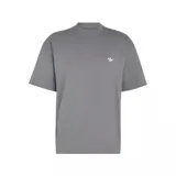 Remera de manga corta Adidas color gris, con diseño clásico de cuello redondo y el logo del Trifolio bordado en blanco en el pecho.