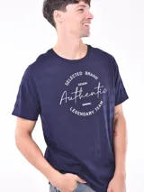 Remera color beige con estampado circular con texto en marrón.