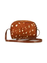 Bandolera compacta de cuero con pelo, con estampado animal print simil ciervo en tonos marrón y blanco. Cuenta con detalles de ribetes en cuero liso marrón, correa ajustable y un aplique frontal con el logo de la marca grabado.