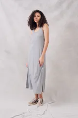 Vestido midi gris melange de lurex con corte al cuerpo y breteles finos.
