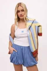 Short negro de tiro alto con cintura elastizada y bolsillos laterales.