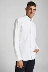 Camisa blanca de vestir de manga larga, cuello abotonado y corte slim fit.