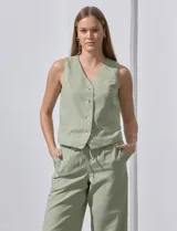 Chaleco de lino a rayas verticales blancas y grises, con escote en V, cierre frontal con botones y bolsillos simulados. Marca Alex & Jordan.