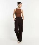 Musculosa básica de Blue Steel, confeccionada en tejido rib de algodón con textura acanalada. Presenta cuello redondo y diseño ajustado sin estampas.