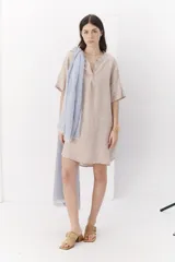 Vestido corto de lino color beige, con escote en V y mangas cortas.