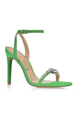 Sandalia de tacón alto color verde con tira delantera adornada con strass y pulsera al tobillo con hebilla.