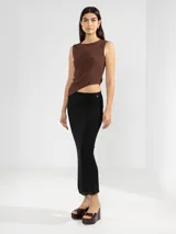 Top sin mangas color marrón con textura acanalada y corte asimétrico.