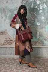 Bolso rectangular de cuero y gamuza color bordó, con doble asa corta y correa larga desmontable.