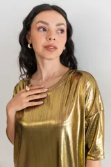 Remerón dorado con textura brillante y mangas cortas.