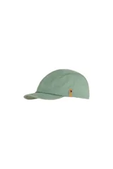 Gorra verde claro de tela con visera corta y logo de la marca en etiqueta de cuero marrón en el lateral.