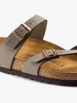 Sandalias Birkenstock modelo Mayari en color gris, confeccionadas con material sintético Birko-Flor de aspecto nubuc. Presentan un diseño de dos correas ajustables con hebillas metálicas y una tira para el dedo, sobre una plantilla anatómica de corcho y látex revestida en ante y suela de EVA.