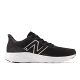 Championes de running New Balance 411v3 para hombre, color negro con logo plateado, capellada de malla y suela blanca.