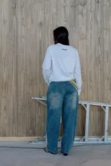 Jean de corte recto y tiro alto para mujer, en tono azul clásico con lavado suave.