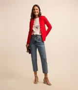 Blazer femenino de sastrería confeccionado en punto roma, con cuello solapa, cierre frontal con botones decorativos y diseño estructurado.