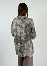 Camisa azul con estampado floral, de corte holgado y mangas 3/4 con trabilla.