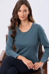 Remera de manga larga con cuello redondo, confeccionada en tejido de algodón suave con caída ligera y corte clásico.