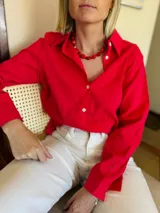 Collar de cuentas en tono rojo vibrante con diseño llamativo y cierre ajustable.