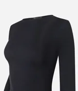 Vestido corto negro con parte superior ajustada de rib y falda globo de tricolina acanalada. Tiene cuello redondo y mangas largas.