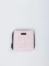 Billetera pequeña con cierre de cremallera, color lavanda con estampado de flores en color crema.