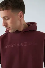 Buzo canguro color marrón de polar con capucha, bolsillo tipo canguro y logo estampado en el pecho.