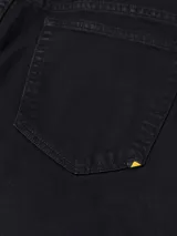 Pantalon de corte recto y diseño de cinco bolsillos, confeccionado en denim negro con cierre de cremallera y detalles de la marca.