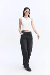 Jean wide leg de tiro alto, con piernas amplias y caída recta, en color negro con lavado desgastado.