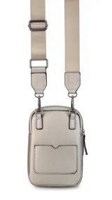 Bandolera pequeña de diseño compacto en color mostaza, confeccionada en material sintético con textura granulada. Presenta un bolsillo frontal con el logo de la marca impreso, cierre superior y correa ancha ajustable y desmontable.