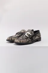 Mocasines de cuero con estampado animal print, detalle de hebilla plateada y suela plana.
