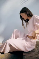 Pantalón baggy de tiro medio color rosado, con cintura elástica fruncida tipo nido de abeja y bajos ajustables con cordones.