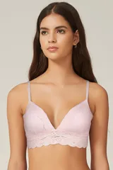 Top tipo bralette de encaje y tela lisa, color rosa claro, con breteles finos ajustables y diseño de escote en V.