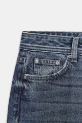 Jeans de tiro bajo con diseño de cinco bolsillos y pernera recta. Presenta cierre frontal con cremallera y botón, con un acabado de lavado clásico.