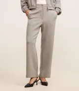 Pantalón recto de malla de viscosa y poliéster a rayas verticales, con cintura alta, detalle de ribete lateral y cierre frontal con botones y cremallera.