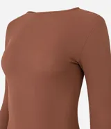 Body marrón de microfibra texturizada, con cuello redondo, mangas largas y escote en U en la espalda con tiras cruzadas.
