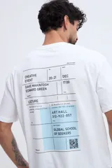 Remera oversize blanca de manga corta, con amplio diseño estampado en la espalda de estilo gráfico minimalista tipo boleto con detalles en celeste y negro.