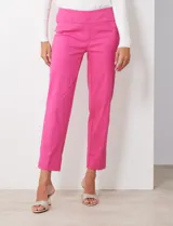 Pantalón de gabardina elastizada color fucsia, de corte recto y pretina ancha pespunteada. Tiene bolsillos simulados.